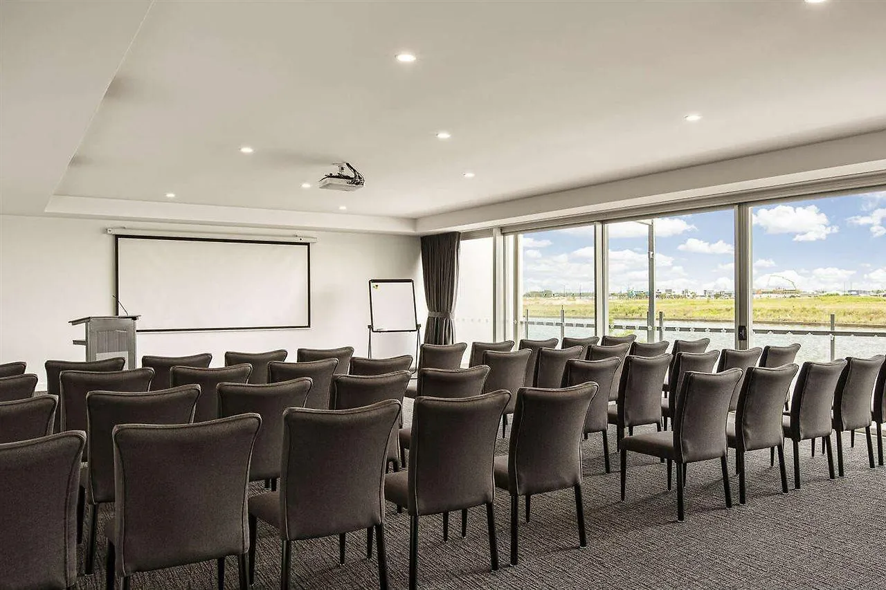 Mercure Sunshine Coast Kawana Waters 4*,