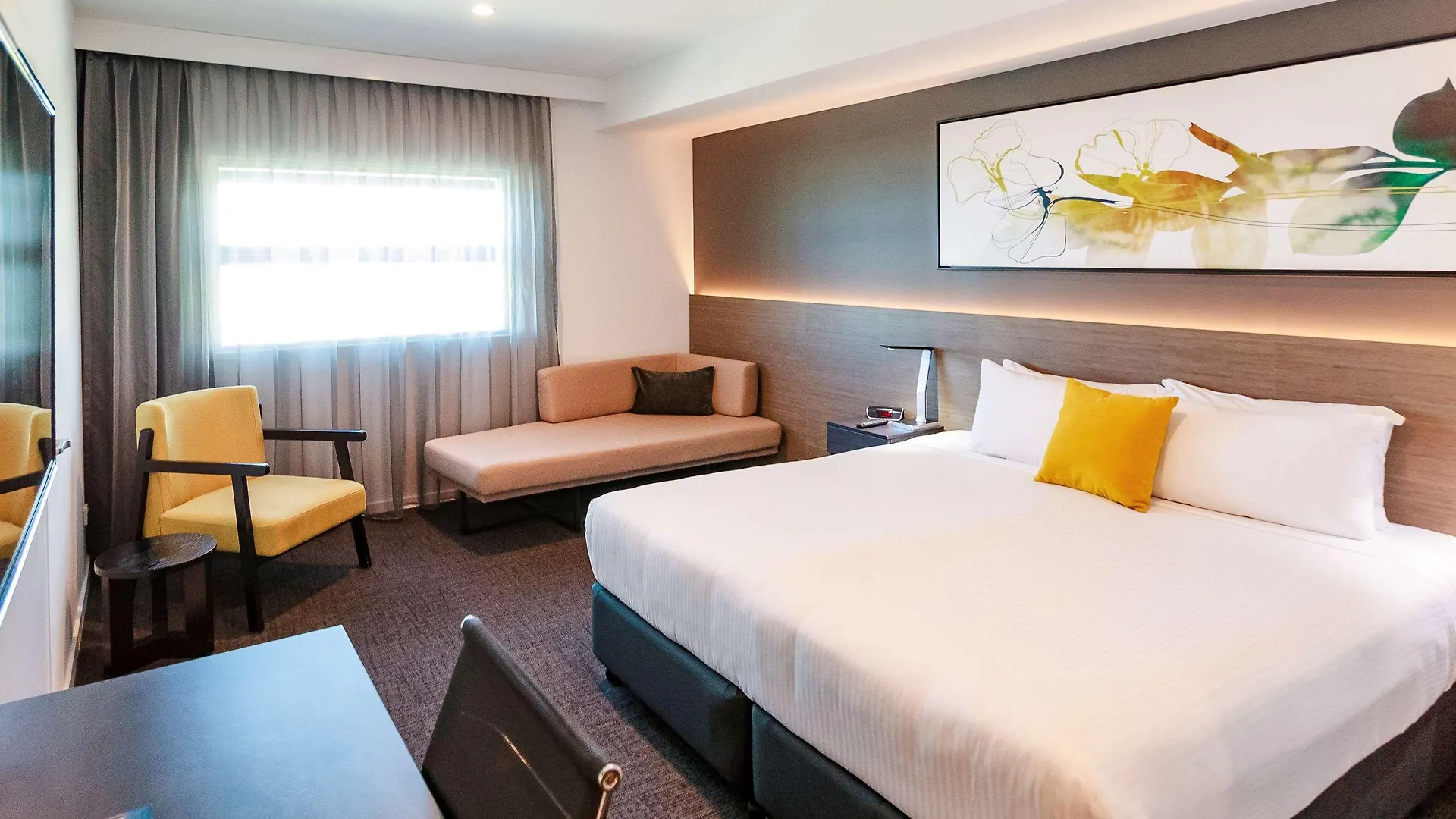 Mercure Sunshine Coast Kawana Waters 4*,