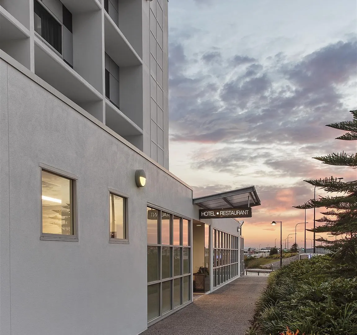 Mercure Sunshine Coast Kawana Waters 4*,